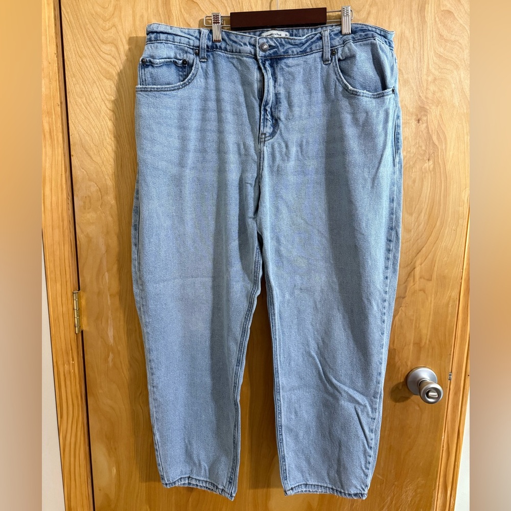 Abercrombie & Fitch the Mom High Rise size 34 / 18 Curve Love Jeans
